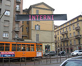 「フォーリ・サローネ」主催の『INTERNI』誌の広告が、あちらこちらに登場