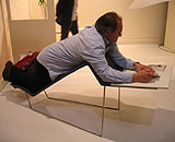 YAMAHAデザイン研究所からは寝そべりながら本を読む格好の椅子