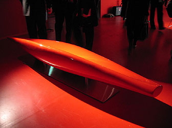 カッペリーニの樹脂製長椅子。