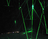 レーザー光線をクリスタルに反射させた、ポール・コックセージ。