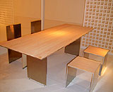 関 聡志デザインのアルミのフレームに表面に檜を貼ったテーブル、チェアー、スツール。
