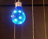 STUDIO MAKE LIGHT　電球の中で、また電球が光っているように見え、幻想的な空間を創出していた