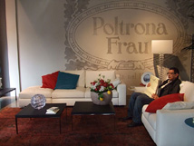 Poltorona Frauの今年のキーカラーはトリコロールの白赤青。