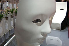 会場脇から入ると、ファビオ・ノヴェンブレの仮面のチェア「NEMO」が出迎えてくれる。