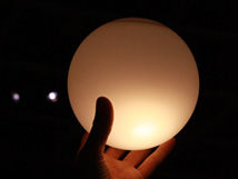 2009年のミラノサローネで発表された、深澤直人デザインの照明MODIFY。今年のミラノサローネでは、さらに大きなタイプのMODIFYが発表された。