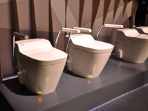 深澤直人デザイン監修の、新素材でできた全自動おそうじトイレ。