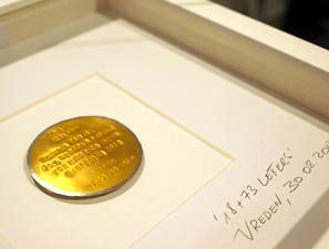 記念のメダルには、Niessing本社のスタッフが1文字ずつ打ち込んだメッセージが刻まれている