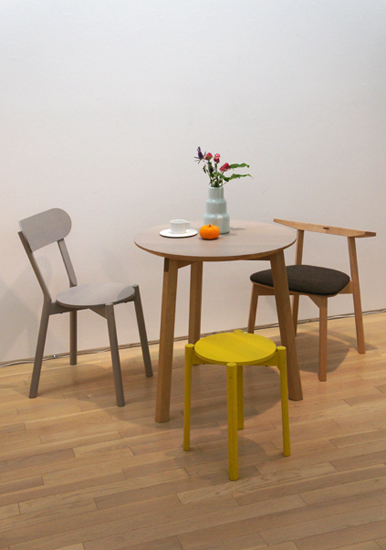 「CASTOR CHAIR」「CASTOR STOOL」に3本足のテーブル「PEN」を合わせたコンパクトなカフェスペース
