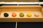 5色のウニッコ菓子。細部まで柄が再現されている