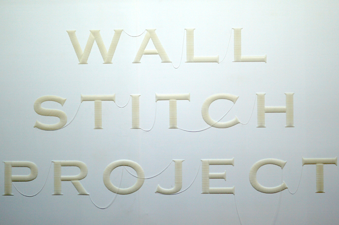コンテナ展、YOYによる「WALL STITCH PROJECT」。最新のモデリング技術と3Dプリンターにより、壁に刺繍が施されたかのようなサインを展示