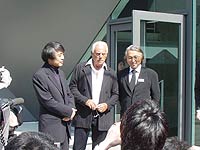 アルマーニカーザストアのエントランスで、左より建築家・安藤忠雄、ジョルジオ・アルマーニ、インターオフィスオーナー原田孝行の各氏