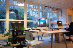 活気のある便利なエリアでありながら、静かで緑豊かなスタジオ環境