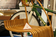 国立台北科技大学、王令杰の「大坪村単車停駐設計」より、台湾を代表する素材である竹を使った椅子兼自転車スタンド