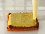 Foodiniでバンズの上にチーズを出力するphoto:Natural Machines