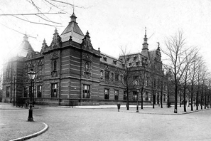 1895年建設当初の外観／Photo: Stedelijk Museum