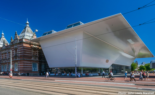 アムステルダム市立美術館のバスタブのような新館