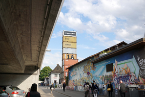 コンテナを積み上げたチューリッヒの旗艦店「FREITAG Individual Recycled Freeway Store」、左のフリーウェイが創業時のエピソードを思わせる