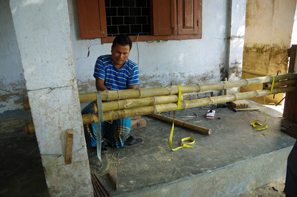 地域住民の手により組まれる竹