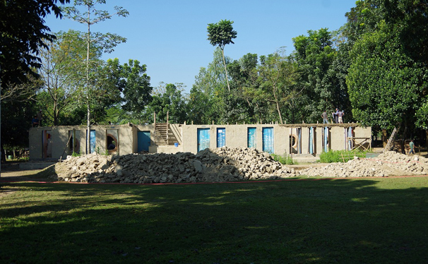 地域住民から愛される建築　METI Handmade School / DESI Center