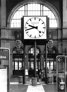 ハンス・ヒルフィカー《鉄道時計》チューリヒ中央駅、モンディーン©DKSHジャパン株式会社