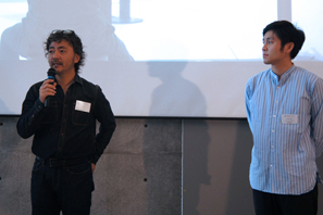 （写真左から）菱川勢一氏、会場構成を担当した宮崎晃吉氏
