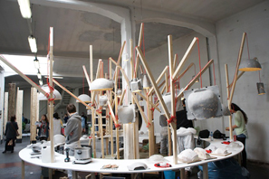 バーゼル造形芸術大学は、再生紙からランプシェードを制作する様子を展示