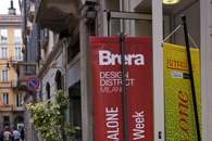 Brera Design Disrictと、INTERNI誌のFuori Saloneの旗、HAYの入口にて