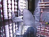 driade　プラット&ヤング「FLY CHAIR」とクリスチャン・ギオンの「FASY PIECES」(奥)