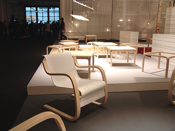 Artek　アルヴァ・アアルトのARMCHAIRS 41 “Paimio”微妙なしなりが心地よい。