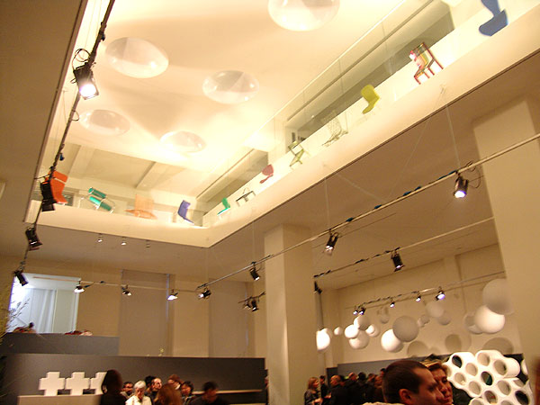 cappeellini　ステファノのオフィスで展開(詳しくは文参照)