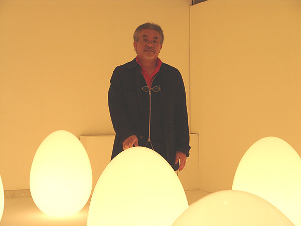 内田繁氏の展覧会「HANA」　照明はヤマギワ製