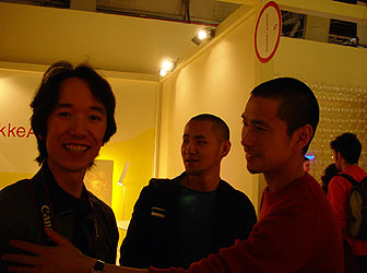 サテリテ会場にて。左から須藤さん、柳原さん、今回サテリテに出展されている山田さん