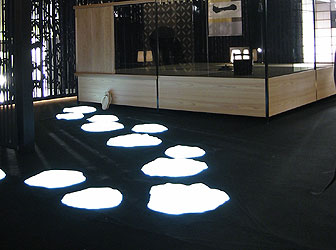辻村久信デザインの茶室。光る飛び石を渡ってにじり口から茶室へと入る。