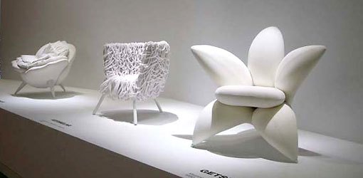 edraの今年のテーマは「white & colors」。白にリメイクされた椅子たちが並ぶ。