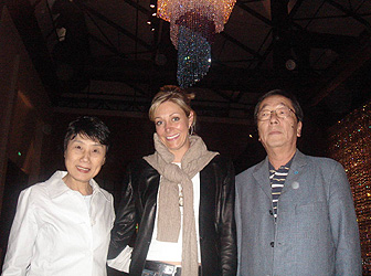 主催者のナージャ・スワロフスキー（中央）と江本勝夫妻