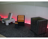 《guscio》を上ったところには、《sit_down_please》と題して9組のデザイナーに依頼されたセラミック仕上げの椅子が並べられている