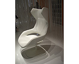 カッペリーニ社のブースの中心は主に白で統一され白いソファーとジウリオ・カッペリーニデザインの大理石のサイドテーブル《BONG》が印象的。