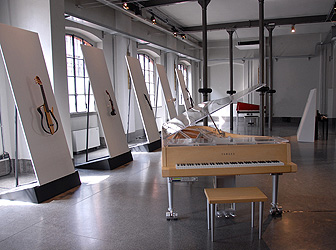 オペラピアノを中心として楽器がシンプルに展示されました。