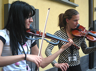 サイレントバイオリンのデモには多くの方が聞き入っていました。
