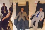 体をあずけてリラックスする人達