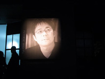 スワロフスキーの展示会場に貼り出された、吉岡徳仁の顔写真