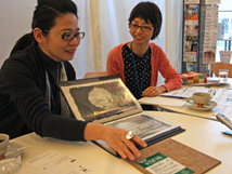 「マルティノ氏が、展示空間に洞窟のイメージを出してきたときは驚きました」と振り返る岡井氏。右は、広報部東京広報主任の岡本麻菜美氏 「マルティノ氏が、展示空間に洞窟のイメージを出してきたときは驚きました」と振り返る岡井氏。右は、広報部東京広報主任の岡本麻菜美氏