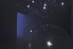 Gwenaël NicolasのSPARKS透明の風船の中で照らされるクリスタル