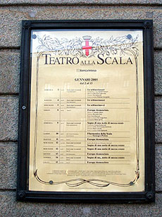 オペラの題目が掲載されているパンフレットパネルが壁に掲げられている。