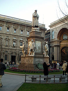 スカラ座の正面にはレオナルド・ダヴィンチ像がある。
