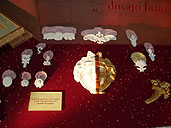 展示されているスカラ座の修復された飾り部分。