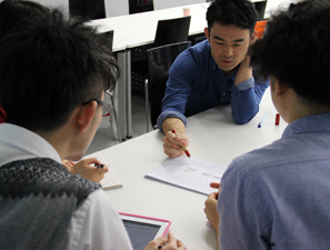 実践形式で初めてのCM制作に取り組む学生たち