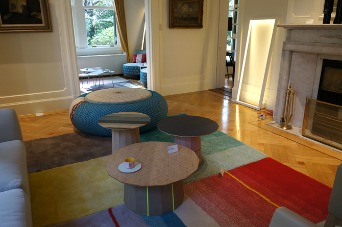 大使公邸に入ってすぐ左のゴールデンルームには、ショルテン＆バーイングスによるカーペットやテーブル