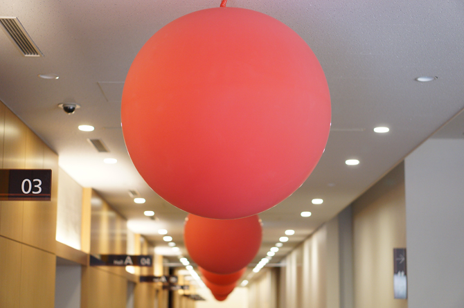 会場となった東京ミッドタウンホールの廊下にはGマークを象徴する赤い球が