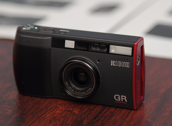 リコーGR DIGITAL フィルム時代から変わらずに進化を続けるカメラ | デザインのチカラ | デザイン情報サイト[JDN]